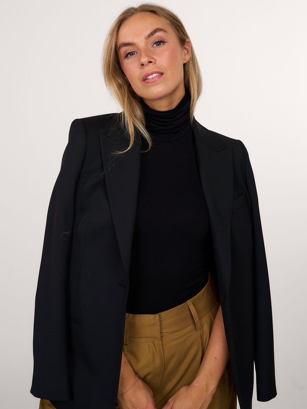 Ontdek de M001 Soft Touch viscosemix top met col van Majestic Filatures in de kleur zwart bij Orangebag. Op werkdagen voor 21:45 besteld, morgen in huis.