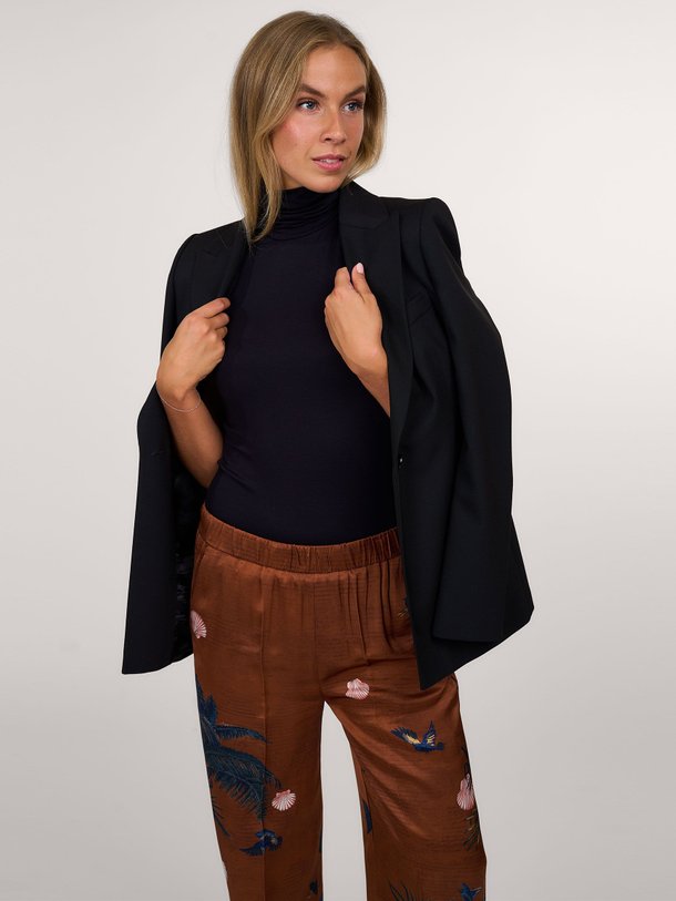 Ontdek de M001 Soft Touch viscosemix top met col van Majestic Filatures in de kleur donkerblauw bij Orangebag. Op werkdagen voor 21:45 besteld, morgen in huis.