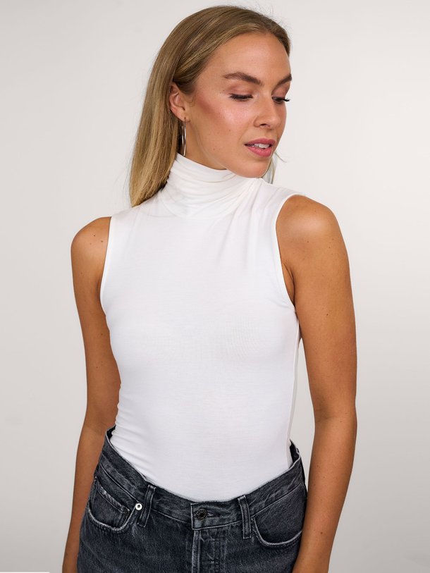 Ontdek de M001 Soft Touch viscosemix top met col van Majestic Filatures in de kleur wit bij Orangebag. Op werkdagen voor 21:45 besteld, morgen in huis.