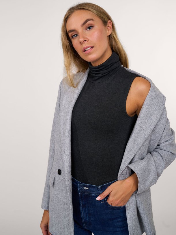 Ontdek de M001 Soft Touch viscosemix top met col van Majestic Filatures in de kleur antraciet bij Orangebag. Op werkdagen voor 21:45 besteld, morgen in huis.