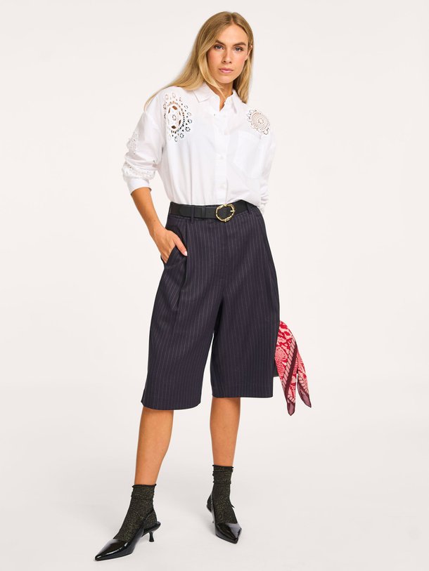 Ontdek de Intro viscosemix krijtstreep short van Essentiel Antwerp in de kleur donkerblauw bij Orangebag. Op werkdagen voor 21:45 besteld, morgen in huis.