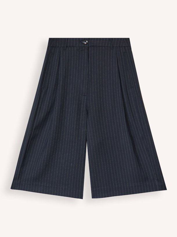 Ontdek de Intro viscosemix krijtstreep short van Essentiel Antwerp in de kleur donkerblauw bij Orangebag. Op werkdagen voor 21:45 besteld, morgen in huis.