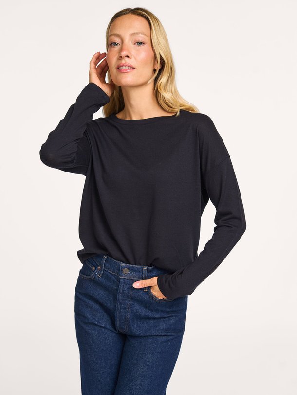 Ontdek de M005 katoen/cashmeremix longsleeve van Majestic Filatures in de kleur donkerblauw bij Orangebag. Op werkdagen voor 21:45 besteld, morgen in huis.