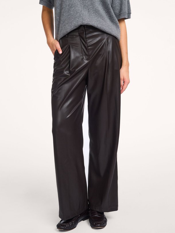 Ontdek de Rami geweven leatherlook broek van ba-sh in de kleur donkerbruin bij Orangebag. Op werkdagen voor 21:45 besteld, morgen in huis.