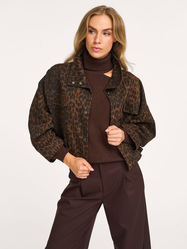 Ontdek de Leo katoenmix leopard jack van Co'Couture in de kleur donkerbruin bij Orangebag. Op werkdagen voor 21:45 besteld, morgen in huis.