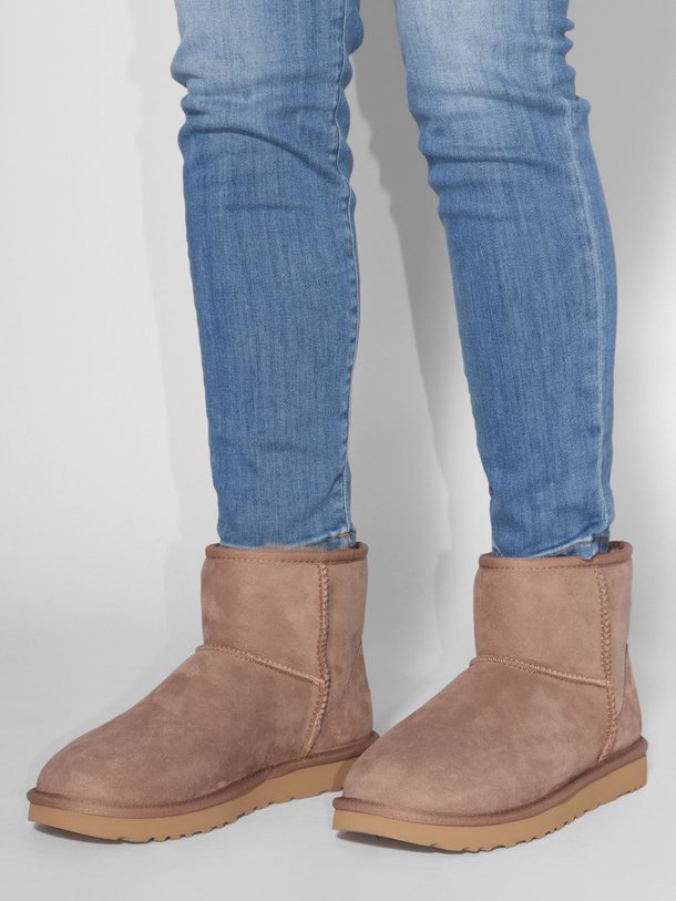 Ontdek de Classic mini II enkellaarzen van Ugg in de kleur taupe bij Orangebag. Op werkdagen voor 21:45 besteld, morgen in huis.