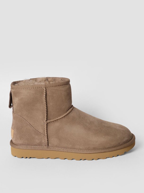 Ontdek de Classic mini II enkellaarzen van Ugg in de kleur taupe bij Orangebag. Op werkdagen voor 21:45 besteld, morgen in huis.
