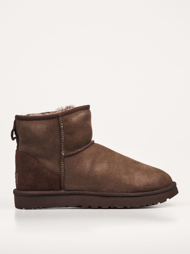 Ontdek de Classic Mini II suède enkellaarzen van Ugg in de kleur donkerbruin bij Orangebag. Op werkdagen voor 21:45 besteld, morgen in huis.