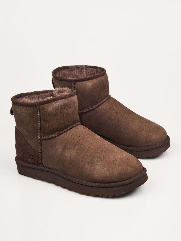 Ontdek de Classic Mini II suède enkellaarzen van Ugg in de kleur donkerbruin bij Orangebag. Op werkdagen voor 21:45 besteld, morgen in huis.