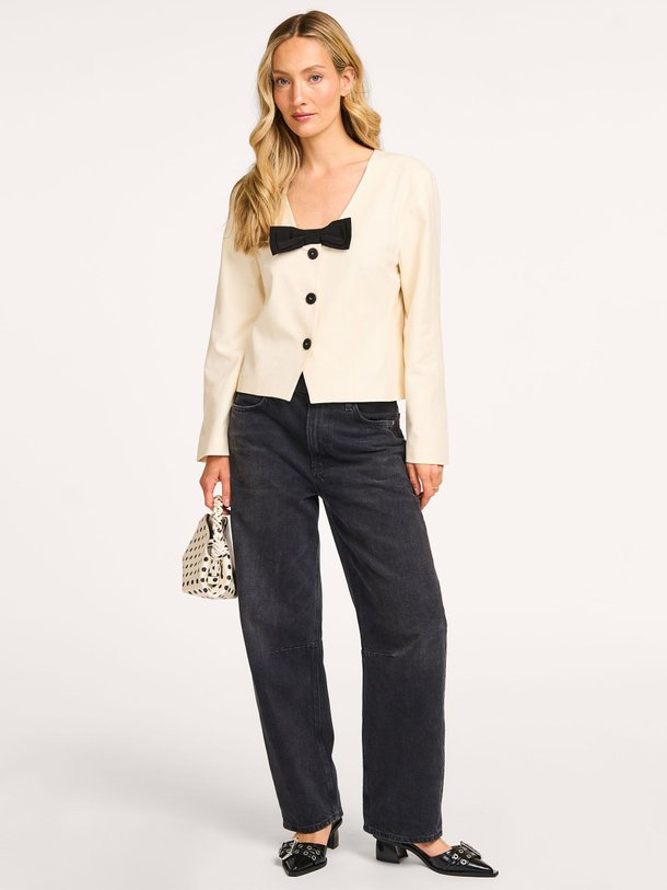 Ontdek de Beau viscosemix jasje van Baum und Pferdgarten in de kleur off-white bij Orangebag. Op werkdagen voor 21:45 besteld, morgen in huis.