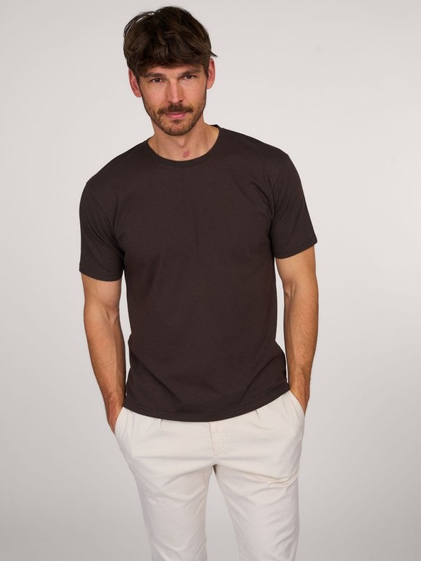 Colorful Standard Organic Cotton T-Shirt - Donkerbruin Ontdek de Organic cotton T-shirt van Colorful Standard in de kleur donkerbruin bij Orangebag. Op werkdagen voor 21:45 besteld, morgen in huis.