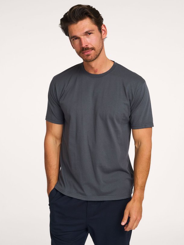 Ontdek de Organic cotton T-shirt van Colorful Standard in de kleur donkergrijs bij Orangebag. Op werkdagen voor 21:45 besteld, morgen in huis.