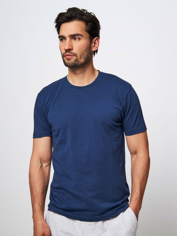 Ontdek de Organic cotton unisex T-shirt van Colorful Standard in de kleur donkerblauw bij Orangebag. Op werkdagen voor 21:45 besteld, morgen in huis.