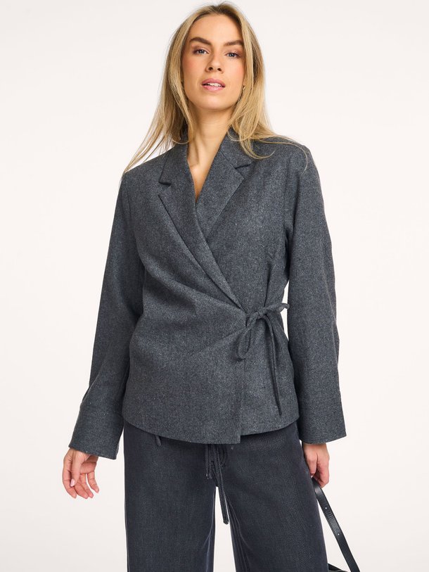 Ontdek de Milea wolmix blazer van Second Female in de kleur donkergrijs bij Orangebag. Op werkdagen voor 21:45 besteld, morgen in huis.