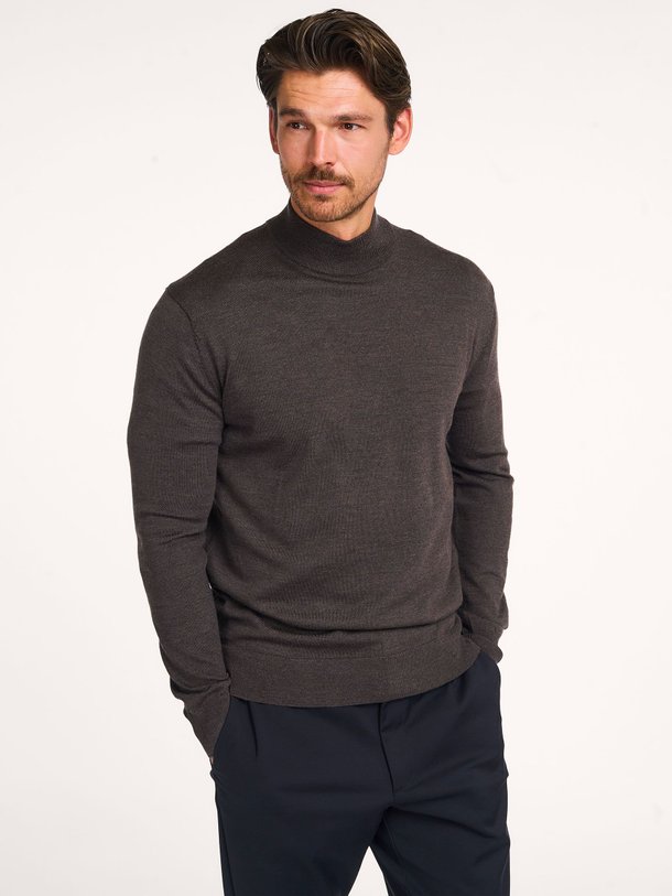 Ontdek de Brunt merino wollen trui van Wahts in de kleur donkerbruin bij Orangebag. Op werkdagen voor 21:45 besteld, morgen in huis.