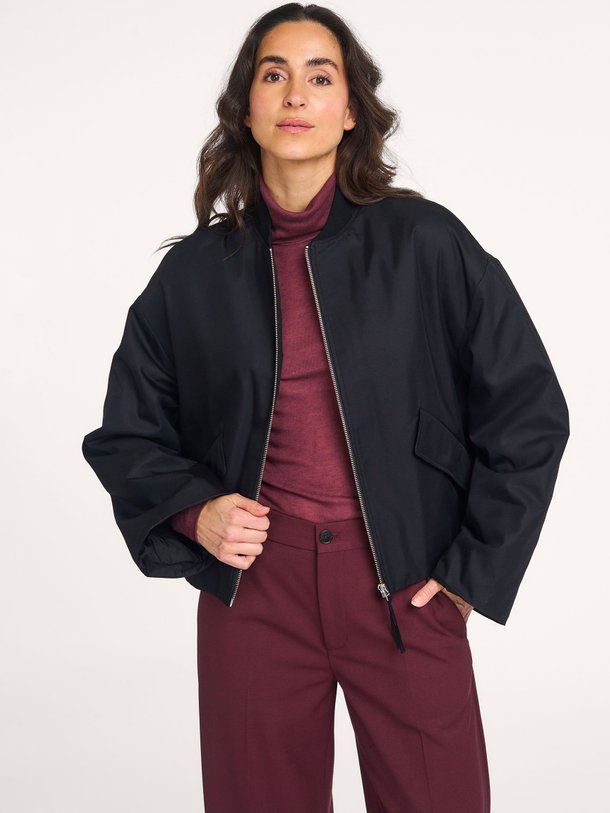 Ontdek de Katoenmix bomberjack van Closed in de kleur zwart bij Orangebag. Op werkdagen voor 21:45 besteld, morgen in huis.