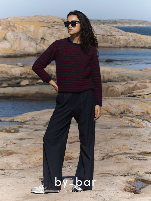 Ontdek de Gwen alpacamix gestreepte trui van By-Bar in de kleur donkerblauw bij Orangebag. Op werkdagen voor 21:45 besteld, morgen in huis.