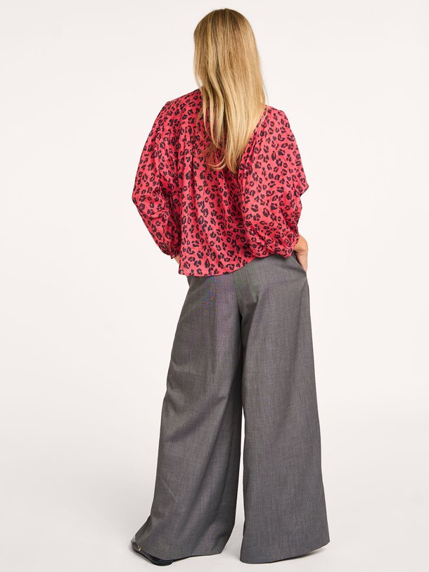 Ontdek de Becky katoenen blouse met print van By-Bar in de kleur rood bij Orangebag. Op werkdagen voor 21:45 besteld, morgen in huis.