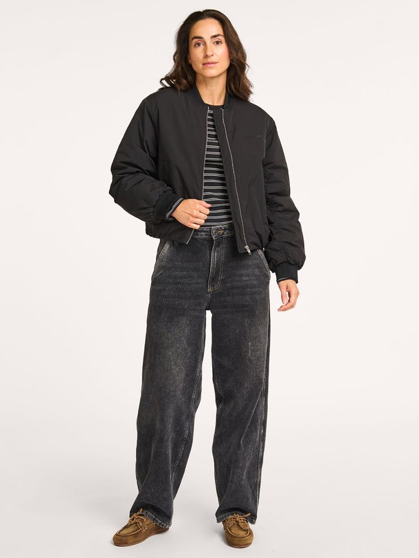 Ontdek de Obi geweven bomberjack van Modstrom in de kleur zwart bij Orangebag. Op werkdagen voor 21:45 besteld, morgen in huis.