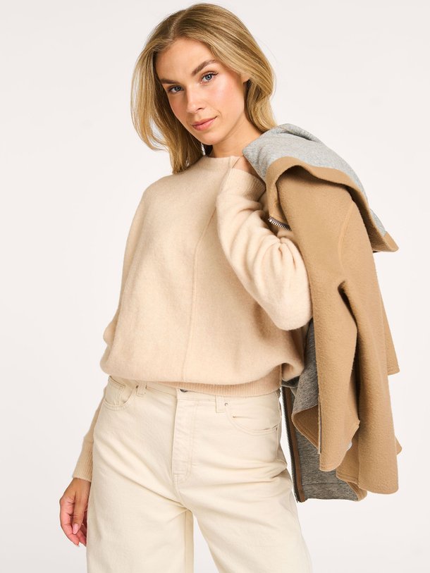 Ontdek de Derny wolmix trui van Bellerose in de kleur crème bij Orangebag. Op werkdagen voor 21:45 besteld, morgen in huis.