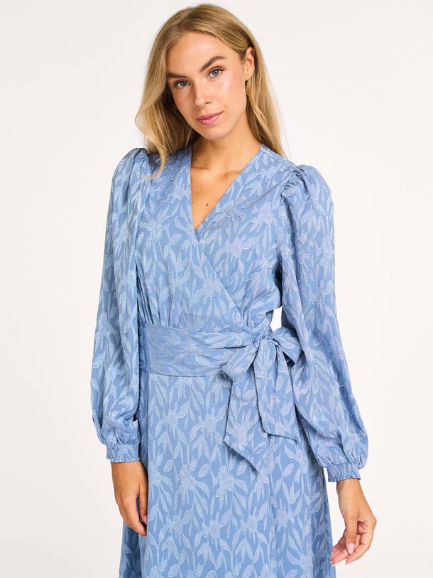 Ontdek de Blossom geweven maxi jurk met dessin van Freebird in de kleur lichtblauw bij Orangebag. Op werkdagen voor 21:45 besteld, morgen in huis.
