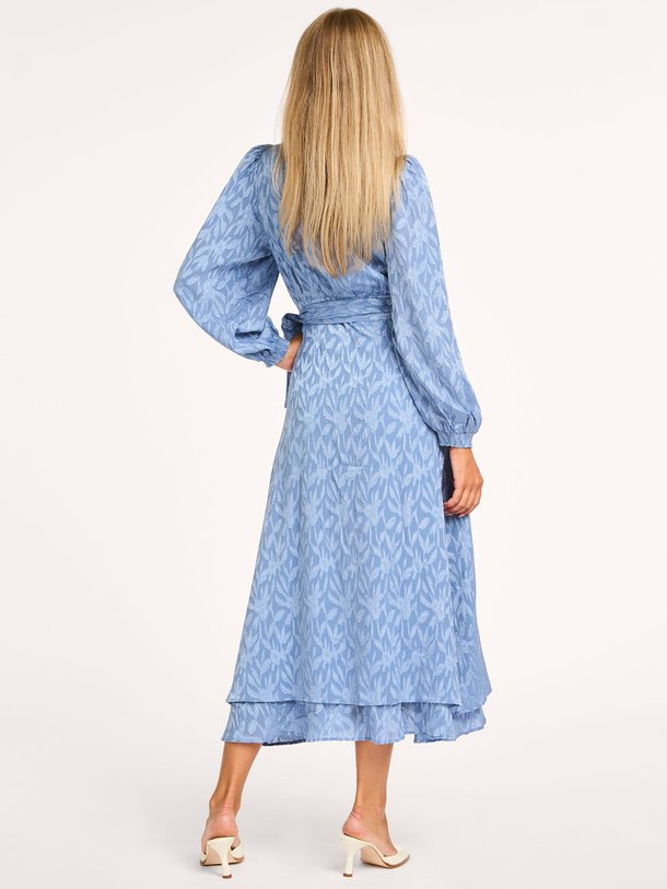 Ontdek de Blossom geweven maxi jurk met dessin van Freebird in de kleur lichtblauw bij Orangebag. Op werkdagen voor 21:45 besteld, morgen in huis.