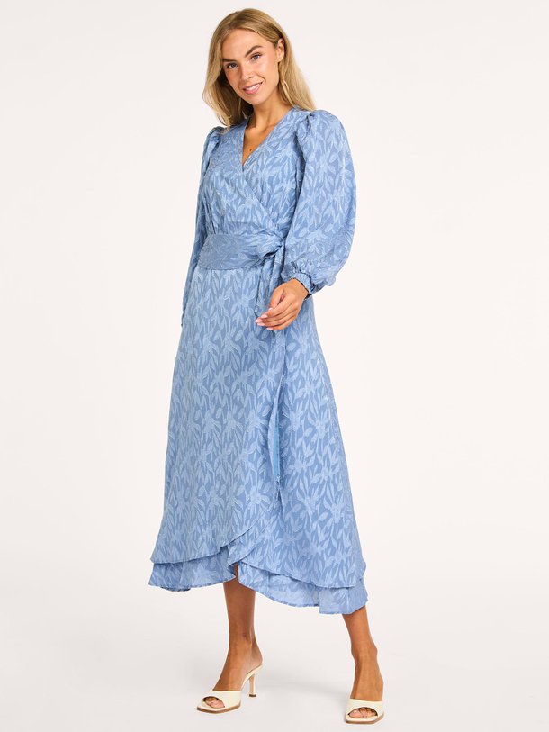 Ontdek de Blossom geweven maxi jurk met dessin van Freebird in de kleur lichtblauw bij Orangebag. Op werkdagen voor 21:45 besteld, morgen in huis.