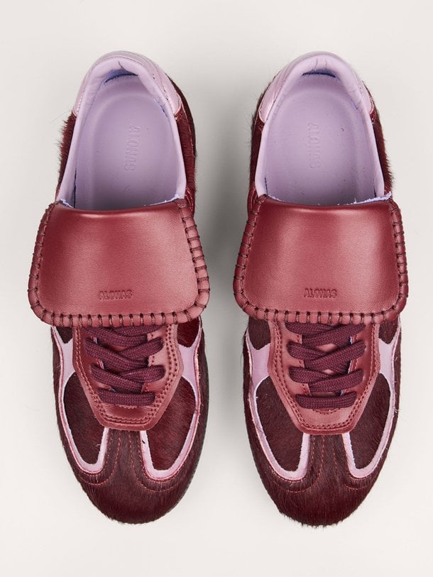 Ontdek de Tb.490 lederen sneakers met ponyhair van Alohas in de kleur bordeauxrood bij Orangebag. Op werkdagen voor 21:45 besteld, morgen in huis.