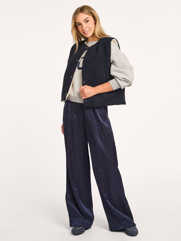 Ontdek de Joelle wolmix reversible teddy bodywarmer van By-Bar in de kleur donkerblauw bij Orangebag. Op werkdagen voor 21:45 besteld, morgen in huis.