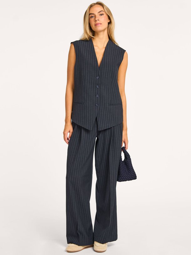 Ontdek de Viscosemix krijtstreepgilet van Summum in de kleur donkerblauw bij Orangebag. Op werkdagen voor 21:45 besteld, morgen in huis.