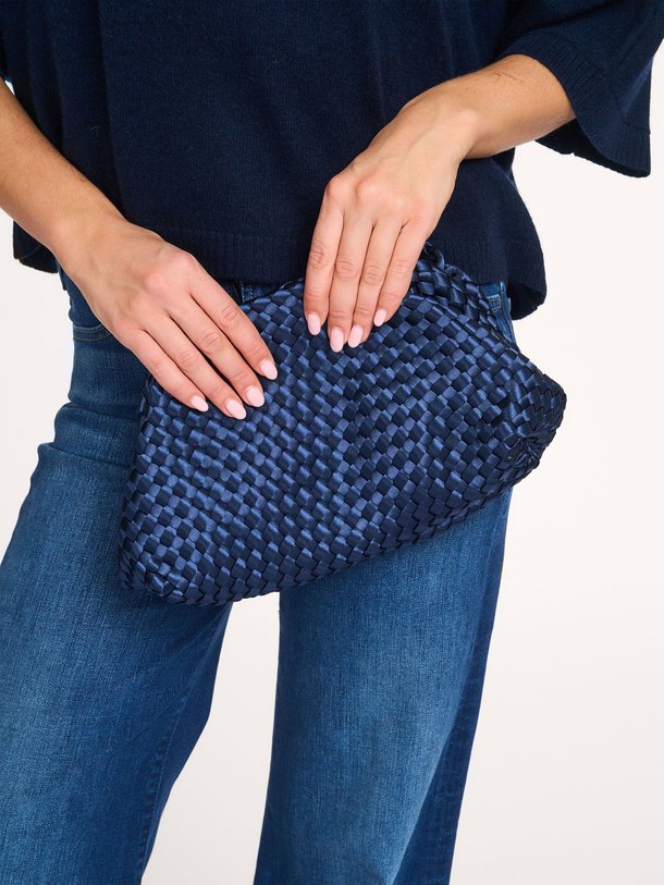 Ontdek de Gevlochten pouch van Marrea in de kleur donkerblauw bij Orangebag. Op werkdagen voor 21:45 besteld, morgen in huis.