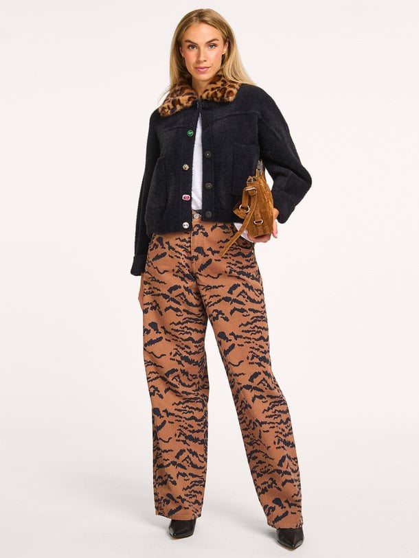 Ontdek de Impeccable high waist loose fit jeans van Essentiel Antwerp in de kleur bruin bij Orangebag. Op werkdagen voor 21:45 besteld, morgen in huis.