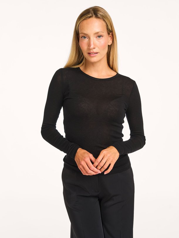 Ontdek de Sadou wolmix longsleeve van Samsoe Samsoe in de kleur zwart bij Orangebag. Op werkdagen voor 21:45 besteld, morgen in huis.