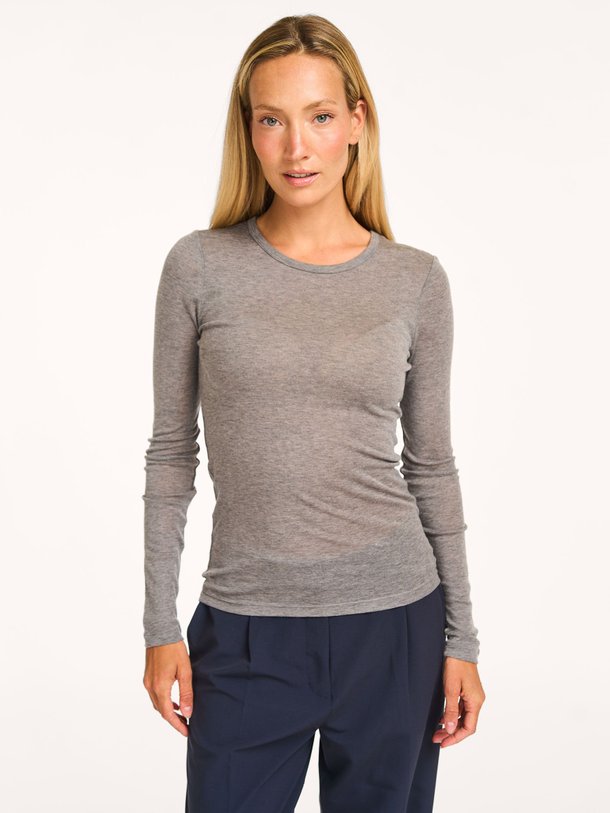 Ontdek de Sadou wolmix longsleeve van Samsoe Samsoe in de kleur grijs bij Orangebag. Op werkdagen voor 21:45 besteld, morgen in huis.