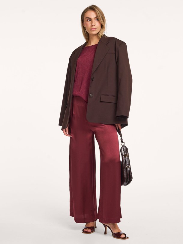 Ontdek de Swan zijden broek van Karma Koma in de kleur bordeauxrood bij Orangebag. Op werkdagen voor 21:45 besteld, morgen in huis.