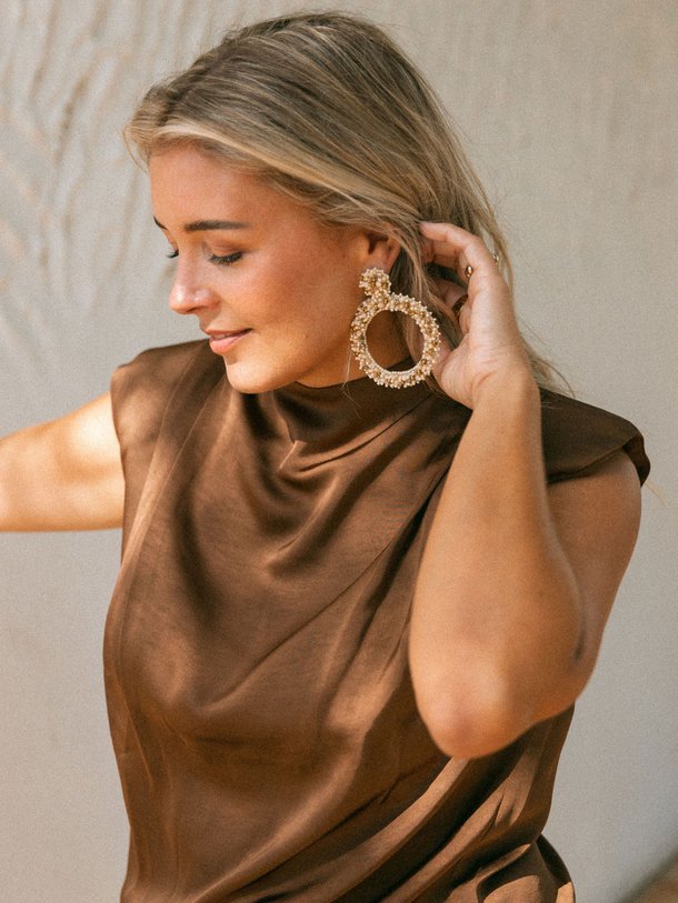 Ontdek de Cariño geweven satin-look top van Bolina Island in de kleur donkerbruin bij Orangebag. Op werkdagen voor 21:45 besteld, morgen in huis.