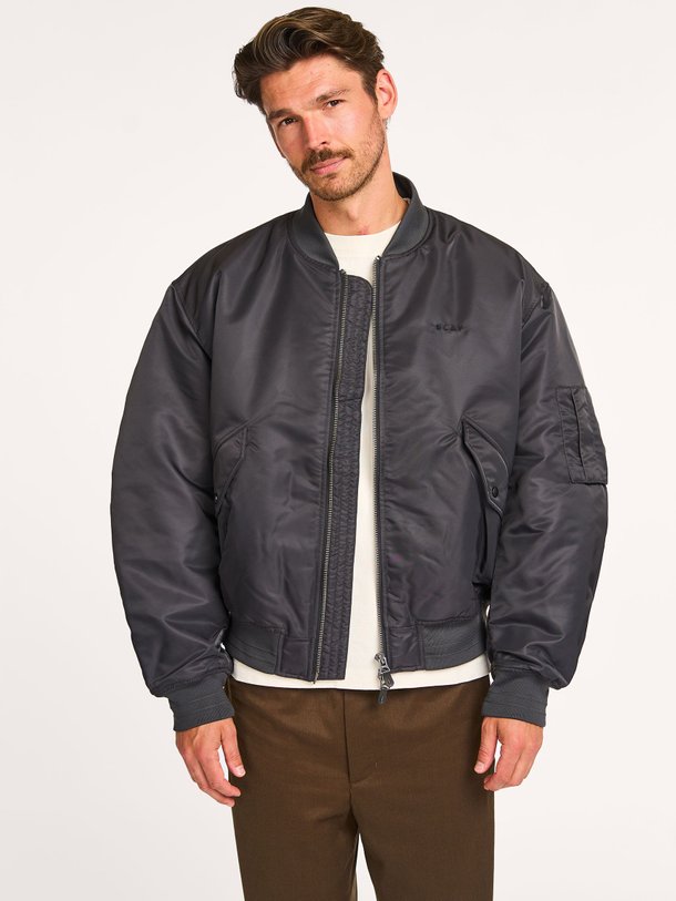 Ontdek de Geweven bomberjack van OLAF in de kleur antraciet bij Orangebag. Op werkdagen voor 21:45 besteld, morgen in huis.