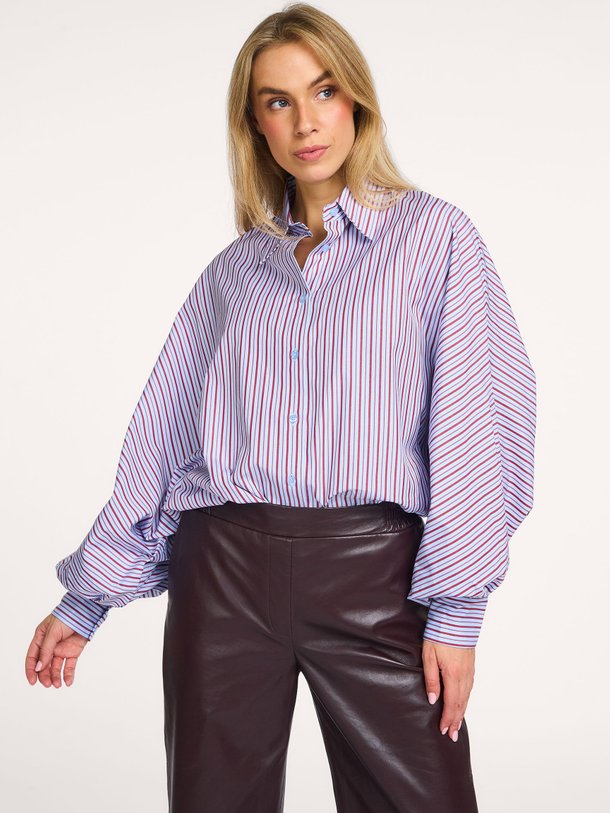 Ontdek de Antonia katoenen gestreepte blouse van So Sue in de kleur bordeauxrood bij Orangebag. Op werkdagen voor 21:45 besteld, morgen in huis.