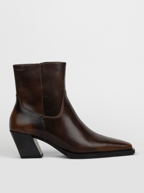 Ontdek de Alina lederen enkellaarzen van Vagabond Shoemakers in de kleur donkerbruin bij Orangebag. Op werkdagen voor 21:45 besteld, morgen in huis.