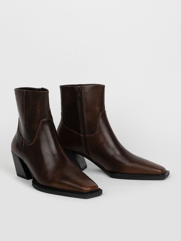 Ontdek de Alina lederen enkellaarzen van Vagabond Shoemakers in de kleur donkerbruin bij Orangebag. Op werkdagen voor 21:45 besteld, morgen in huis.