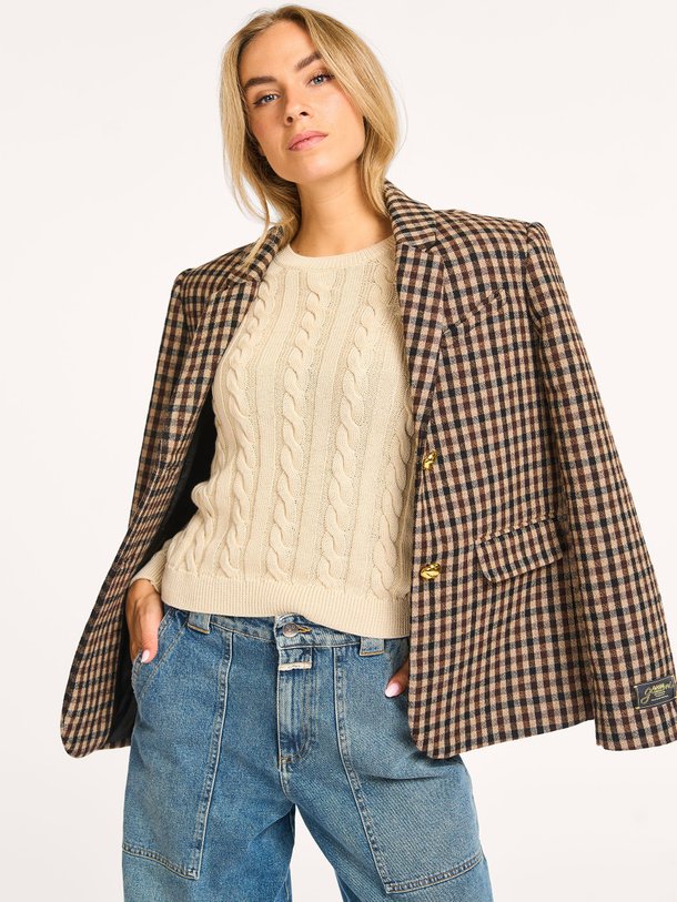 Ontdek de Sabre organic cotton trui met kabelpatroon van Modstrom in de kleur zand bij Orangebag. Op werkdagen voor 21:45 besteld, morgen in huis.