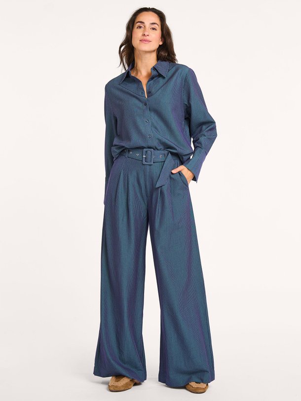 Ontdek de Vitta viscosemix broek met krijtstreep van My Essential Wardrobe in de kleur blauw bij Orangebag. Op werkdagen voor 21:45 besteld, morgen in huis.