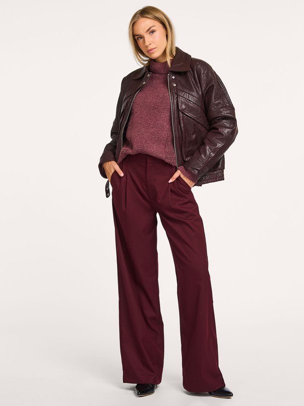 Ontdek de Paula viscosemix pantalon van Gestuz in de kleur bordeauxrood bij Orangebag. Op werkdagen voor 21:45 besteld, morgen in huis.