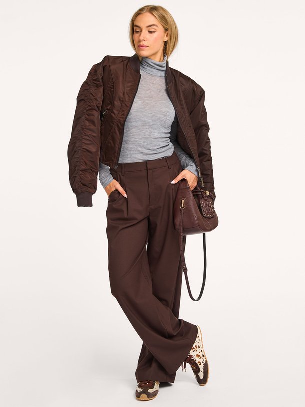 Ontdek de Paula viscosemix broek van Gestuz in de kleur donkerbruin bij Orangebag. Op werkdagen voor 21:45 besteld, morgen in huis.