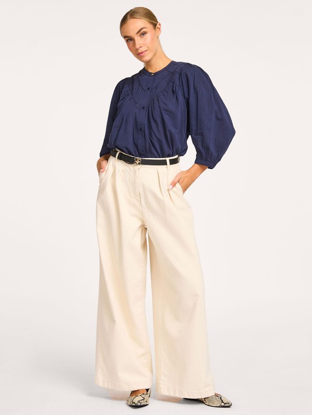 Ontdek de Diego mid waist wide leg jeans van Sessun in de kleur ecru bij Orangebag. Op werkdagen voor 21:45 besteld, morgen in huis.