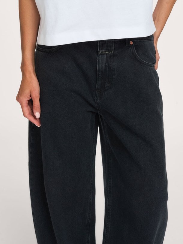 Ontdek de Jazzie mid waist barrel fit non-stretch jeans van Closed in de kleur donkergrijs bij Orangebag. Op werkdagen voor 21:45 besteld, morgen in huis.