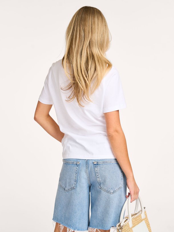 Ontdek de Jawo katoenen T-shirt met print van Baum und Pferdgarten in de kleur wit bij Orangebag. Op werkdagen voor 21:45 besteld, morgen in huis.