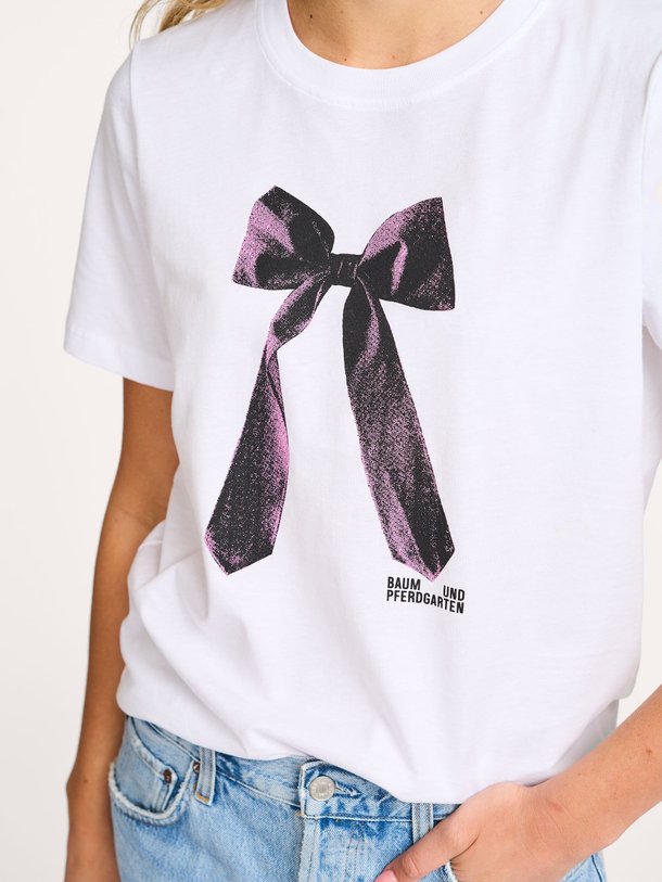 Ontdek de Jawo katoenen T-shirt met print van Baum und Pferdgarten in de kleur wit bij Orangebag. Op werkdagen voor 21:45 besteld, morgen in huis.