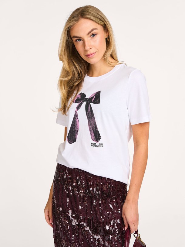 Ontdek de Jawo katoenen T-shirt met print van Baum und Pferdgarten in de kleur wit bij Orangebag. Op werkdagen voor 21:45 besteld, morgen in huis.