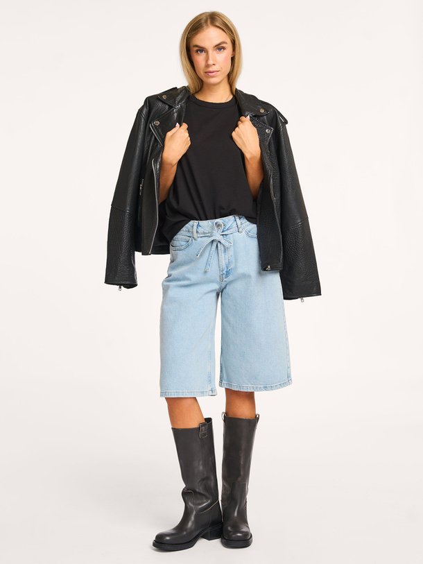 Ontdek de Isoldem high waist short van Modstrom in de kleur lichtblauw bij Orangebag. Op werkdagen voor 21:45 besteld, morgen in huis.